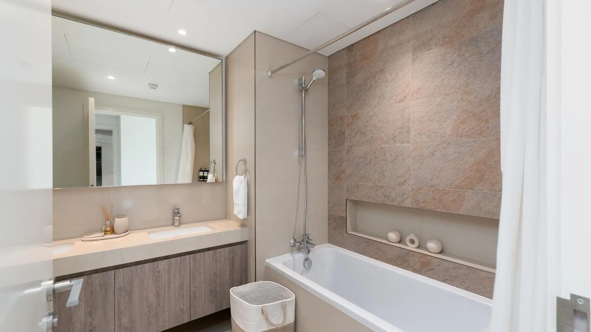 Apartment Arthouse Views - Burj Khalifa View & Dubai Mall Access