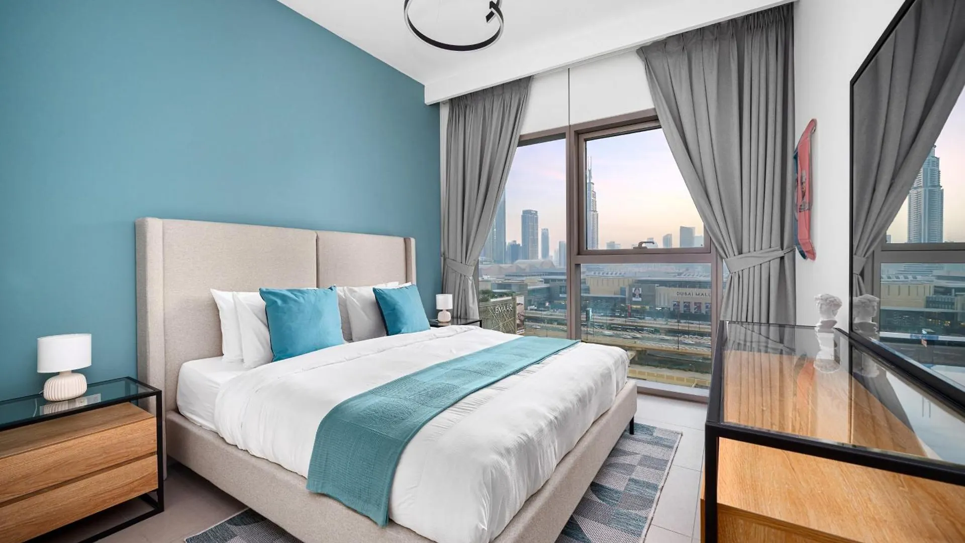 Arthouse Views - Burj Khalifa View & Dubai Mall Access Apartment